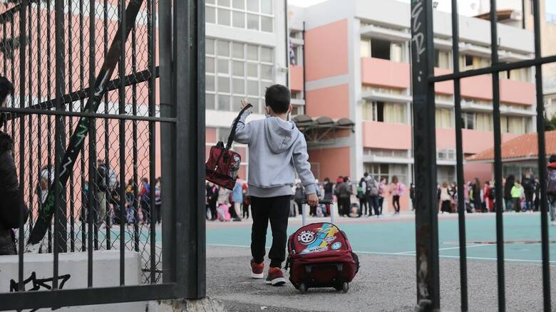 Κορωνοϊός: Αντιμέτωποι με φυλάκιση οι γονείς που δεν στέλουν τα παιδιά τους σχολείο