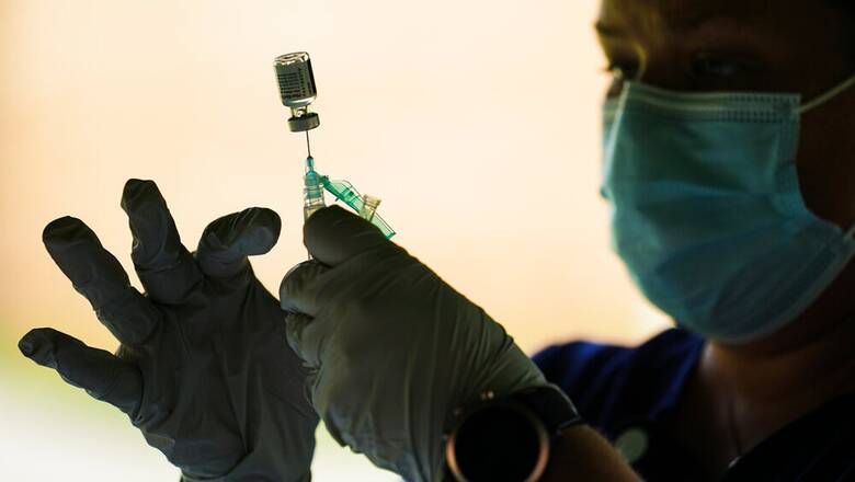 Κορωνοϊός: Ποιοι δεν πρέπει να εμβολιαστούν τρίτη φορά - Μισή η δόση με το εμβόλιο της Moderna