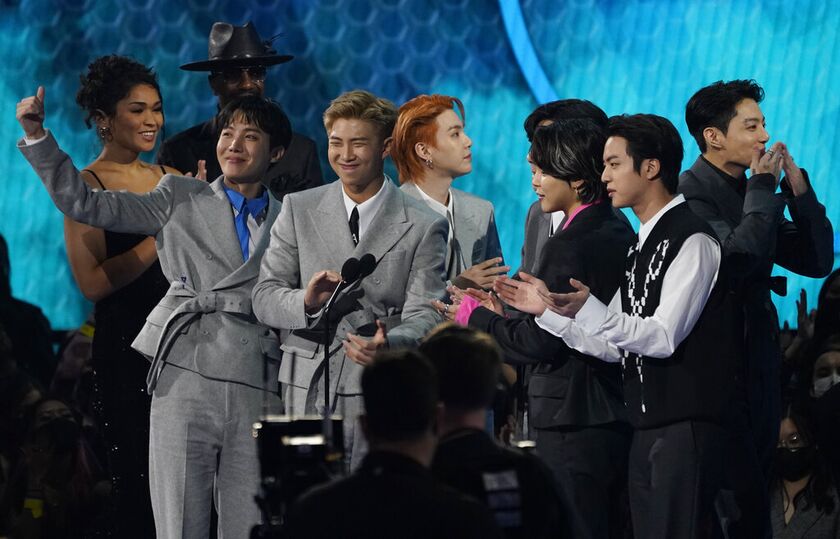 Οι BTS αποδέχονται το βραβείο αγαπημένου ποπ τραγουδιού για το 