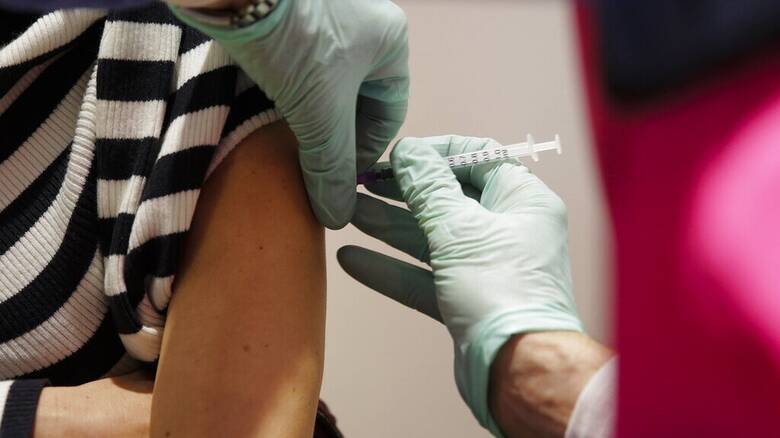 Κορωνοϊός: Συνταγματολόγοι και η πλειοψηφία των Γερμανών υπέρ του υποχρεωτικού εμβολιασμού