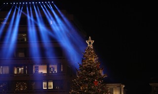Χριστούγεννα 2021: Φωταγωγήθηκε το δέντρο στην πλατεία Συντάγματος