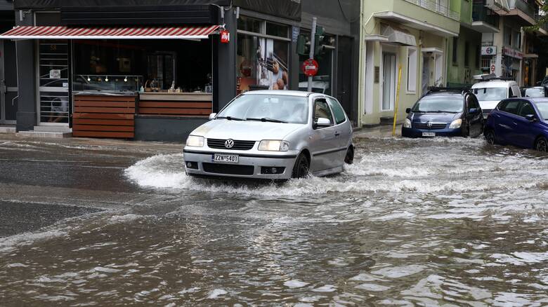 Κακοκαιρία στην Αττική: Πλημμύρισαν δρόμοι και σπίτια - Δεκάδες κλήσεις στην Πυροσβεστική