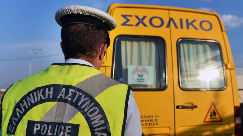 Θεσσαλονίκη: Αυτοκίνητο έπεσε σε σχολικό λεωφορείο - Στο νοσοκομείο 11 παιδιά