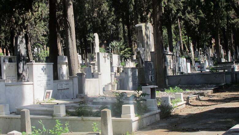 Θρίλερ με παράνομο νεκροταφείο στα Καλύβια: Καταγγελία για ταφές παιδιών σε αυλή σπιτιού ιερέα