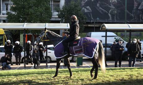 Στο κέντρο της Αθήνα βγήκαν τα άλογα: Διαμαρτυρία εργαζομένων για να μην κλείσει ο Ιππόδρομος