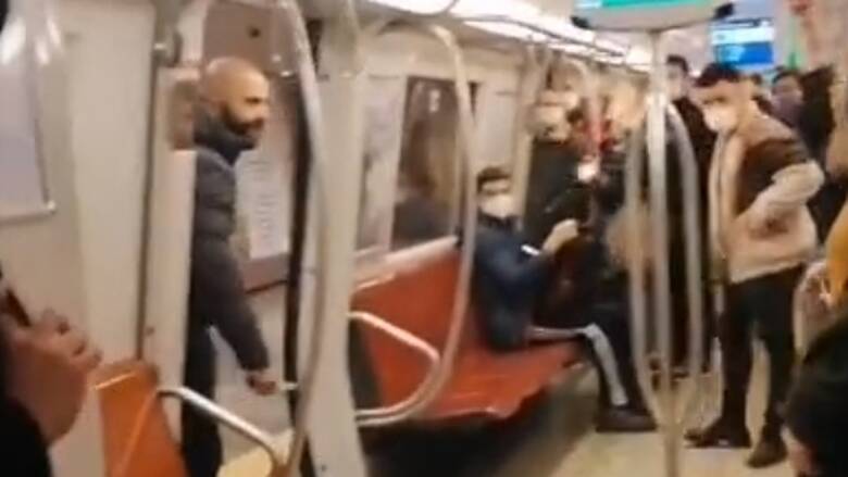 Χάος στο μετρό της Κωνσταντινούπολης - Άνδρας απειλούσε γυναίκες με μαχαίρι