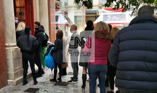 Black Friday 2021: Αυξημένη η κίνηση στα καταστήματα - Ουρές και έλεγχοι υπό βροχή στην Αθήνα