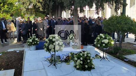 Φώφη Γεννηματά: Πλήθος κόσμου για το 40ήμερο μνημόσυνο στο Α' Νεκροταφείο Αθηνών