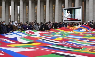 Σημαίες από όλο τον κόσμο στο Βατικανό και προσευχή του Πάπα για τους πρόσφυγες