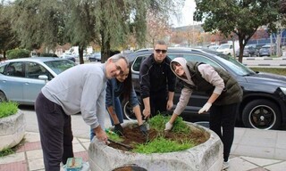 Οι «Περβολάρηδες» έδωσαν ζωή σε γειτονιά της Θεσσαλονίκης φυτεύοντας λουλούδια