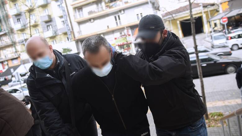 Γυναικοκτονία στη Θεσσαλονίκη: 23 μαχαιριές με κυνηγετικό μαχαίρι - Τι λέει ο γιος της 48χρονης