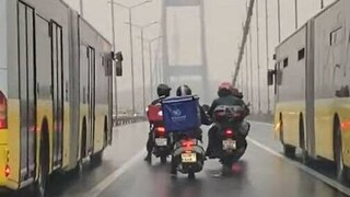 Τουρκία: Λεωφορεία σχηματίζουν «ασπίδα» πάνω σε γέφυρα για να σώσουν μοτοσυκλετιστές από τον άνεμο