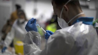 Πανεπιστήμιο Οξφόρδης: Δεν υπάρχουν στοιχεία ότι τα εμβόλια δεν προστατεύουν από την «Όμικρον»