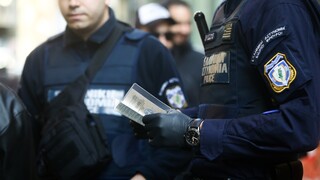 Χειροπέδες σε 10 αστυνομικούς για κύκλωμα έκδοσης πλαστών εγγράφων - Περισσότερες από 20 συλλήψεις