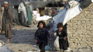 Αφγανιστάν: Η πείνα εξαπλώνεται στη χώρα και οδηγεί βρέφη στα πρόθυρα του θανάτου