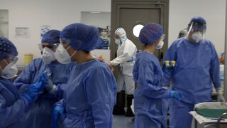 Κορωνοϊός: «Λυγίζουν» τα νοσοκομεία υπό το βάρος της αναζωπύρωσης της πανδημίας