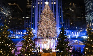 «Σήμανε» Χριστούγεννα στη Νέα Υόρκη με τη φωταγώγηση του δέντρου στο Rockefeller Center
