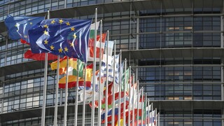 Ευρωβαρόμετρο: Το 73% των Ελλήνων θεωρεί το ευρώ «θετικό για τη χώρα»