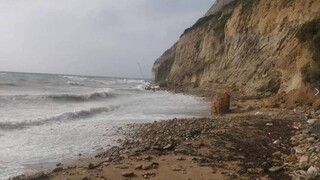 Κακοκαιρία - Κεφαλονιά: Οι θυελλώδεις άνεμοι έριξαν ιστιοφόρο στα βράχια