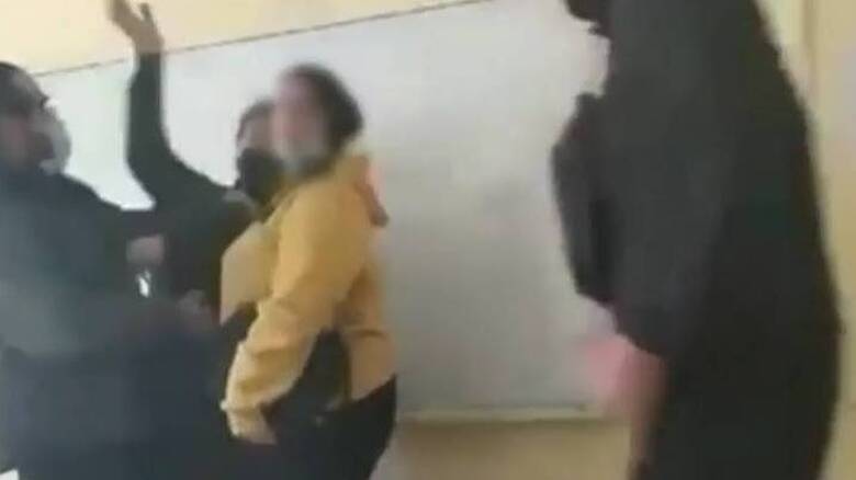 Εικόνες ντροπής σε σχολείο: Καθηγητής χτύπησε μαθήτρια και του επιτέθηκαν οι συμμαθητές της