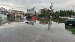 Η κακοκαιρία πλήττει το Μεσολόγγι: Ποτάμια οι δρόμοι, πλημμύρισαν σπίτια