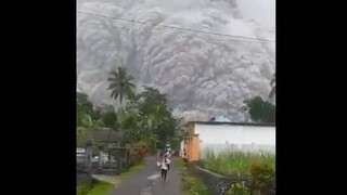 Ινδονησία: Εξερράγη το ηφαίστειο Σεμέρου - Έντρομοι οι κάτοικοι εγκατέλειψαν τα σπίτια τους