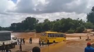 Κένυα: Λεωφορείο παρασύρθηκε από πλημμύρες – Νεκροί πάνω από 20 επιβάτες