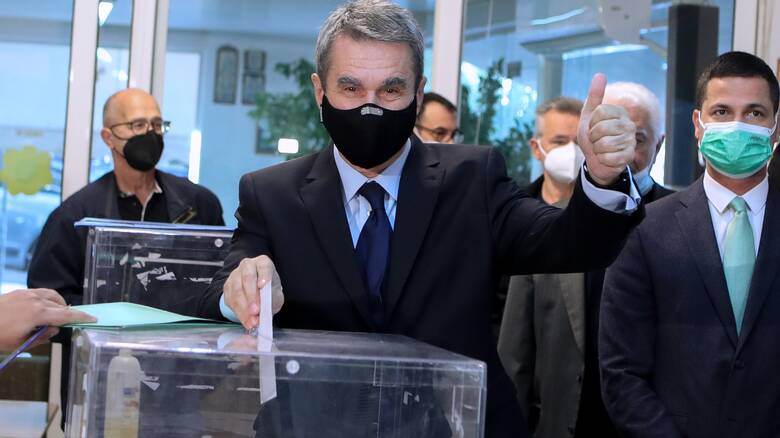 Εκλογές ΚΙΝΑΛ: Ψήφισε ο Ανδρέας Λοβέρδος - «Να πάμε το ΠΑΣΟΚ και την Ελλάδα μπροστά»