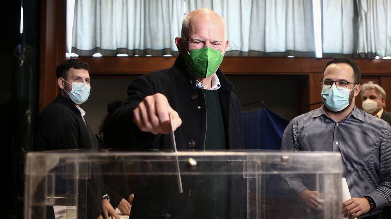 Εκλογές ΚΙΝΑΛ: Ψήφισε ο Γιώργος Παπανδρέου - «Σήμερα ανατέλλει και πάλι ο πράσινος ήλιος»
