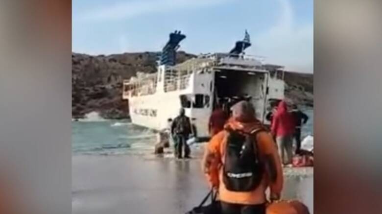 Σχοινούσα: Η αποβίβαση του τρόμου από πλοίο που χτυπιέται από μεγάλα κύματα
