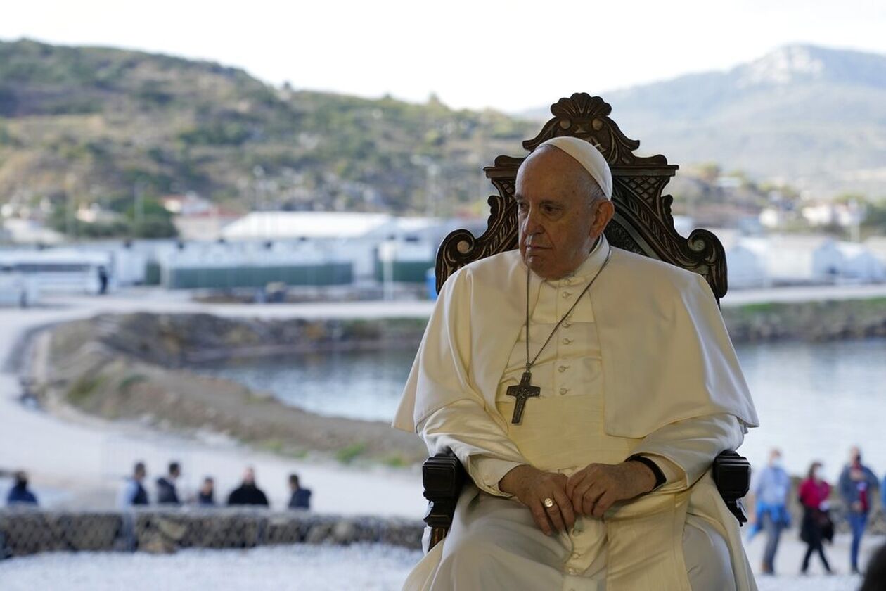 اخبار اليونان - البابا فرنسيس يصل إلى مخيم المهاجرين في جزيرة ليسبوس اليونانية