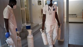 Κορωνοϊός - Σενεγάλη: Πρώτο κρούσμα της Όμικρον σε εμβολιασμένο ταξιδιώτη