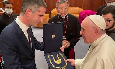 Με το Χρυσό Μετάλλιο Αξίας της Πόλεως των Αθηνών τίμησε ο δήμαρχος Αθηναίων τον Πάπα Φραγκίσκο