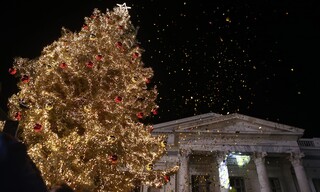 Χριστούγεννα 2021: Φωταγωγήθηκε το Χριστουγεννιάτικο δέντρο στον Πειραιά