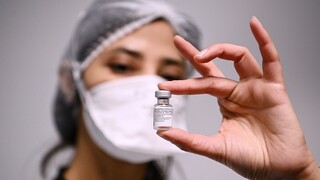 Κορωνοϊός - Pfizer/BioNTech: Η «Όμικρον» δεν εξουδετερώνεται επαρκώς με δύο δόσεις