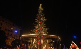 Θεσσαλονίκη: Έλαμψε με 350.000 λαμπιόνια το Χριστουγεννιάτικο δένδρο στην Αριστοτέλους