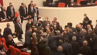 Άγριος καβγάς με γροθιές στην τουρκική Βουλή - Πιάστηκαν στα χέρια για μια φωτογραφία