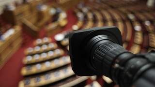 Βουλή: Ψηφίστηκε η τροπολογία για τα πιστοποιητικά νόσησης και το επίδομα των υγειονομικών
