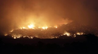 Διπλή φυσική καταστροφή στην Αυστραλία: Πυρκαγιές στα δυτικά, πλημμύρες στα ανατολικά
