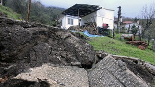 Κακοκαιρία στα Τρίκαλα: Καταπτώσεις βράχων και άνοδος της στάθμης στα ποτάμια