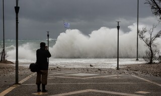 Καιρός: Η κακοκαιρία δείχνει τα «δόντια» της στην Αττική - Βροχές και ισχυροί άνεμοι