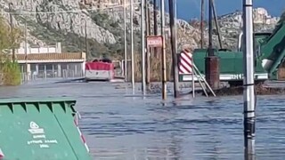 Πλημμύρες - Αχαΐα: Επιχείρηση απεγκλωβισμού οικογένειας - Στα δύο μέτρα το ύψος του νερού