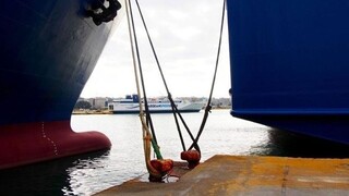 Απεργίας συνέχεια στα πλοία -  Συγκέντρωση των ναυτεργατών στο λιμάνι του Πειραιά