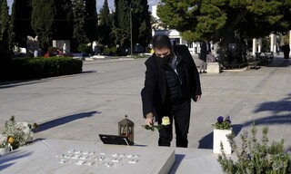 Ένα λευκό τριαντάφυλλο στον τάφο της Φώφης Γεννηματά άφησε ο Νίκος Ανδρουλάκης