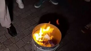 Απίστευτο περιστατικό σκοταδισμού: Γονείς έκαψαν βιβλίο του Τριβιζά για τον κορωνοϊό