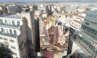 Guido Van Helten: Το εντυπωσιακό γκράφιτι στα Εξάρχεια που σε κάνει να σηκώσεις ψηλά το κεφάλι