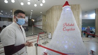 Ρουμανία: Ένα δέντρο φτιαγμένο από άδεια φιαλίδια εμβολίων φέρνει τα Χριστούγεννα