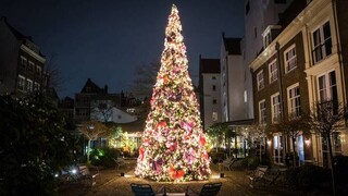 Άμστερνταμ: Ένα χριστουγεννιάτικο δέντρο υψηλής ραπτικής από τον Δανό σχεδιαστή Κλάες Ίβερσεν