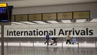Μετάλλαξη Όμικρον: Απαγορεύει η Γαλλία την είσοδο στους Βρετανούς ταξιδιώτες