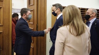 Μητσοτάκης - Ανδρουλάκης: Τυχαία συνάντηση στη Βουλή - Τι του είπε ο πρωθυπουργός
